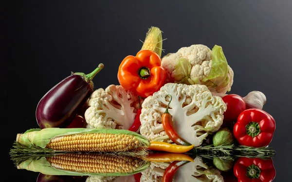 Olika Färska Grönsaker Svart Reflekterande Bakgrund Tomater Paprika Blomkål Chilipeppar — Stockfoto