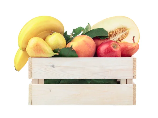 Färska Frukter Trälåda Isolerad Vit Bakgrund Äpplen Bananer Melon Päron — Stockfoto