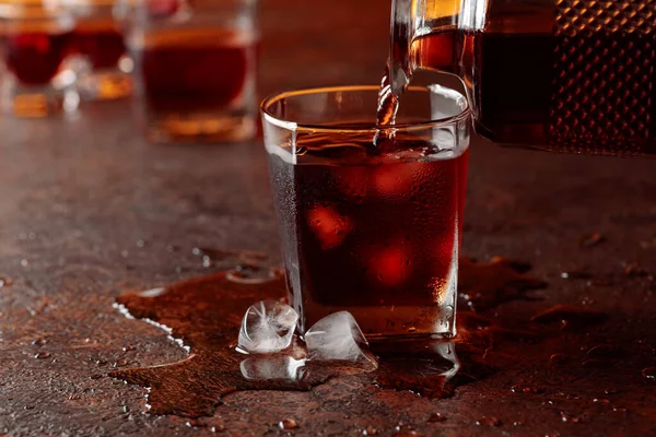 Whisky Vierte Vaso Helado Con Hielo Natural Bebida Alcohólica Vierte — Foto de Stock