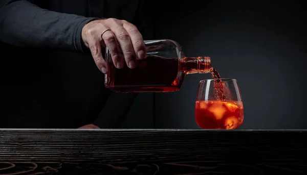 Barman Naléval Whisky Sklenice Baru Alkoholický Nápoj Nalévající Láhve Sklenice — Stock fotografie