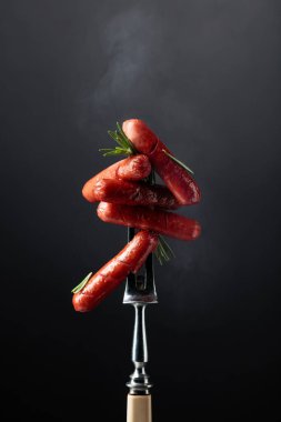 Küçük ızgara sosis ve çatalla biberiye..