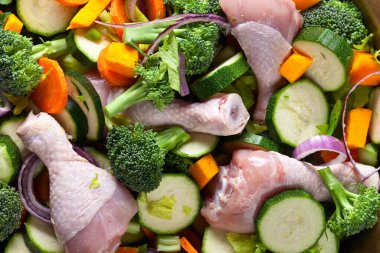 Tavuk sopaları, üstten görünüm ile çiğ sebze yakın çekim