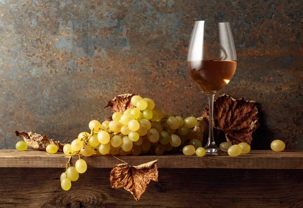 Verre Vin Blanc Avec Des Raisins Des Feuilles Vigne Séchées — Photo