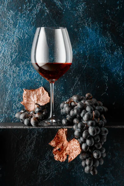 Verre Vin Rouge Raisins Bleus Avec Des Feuilles Vigne Séchées — Photo