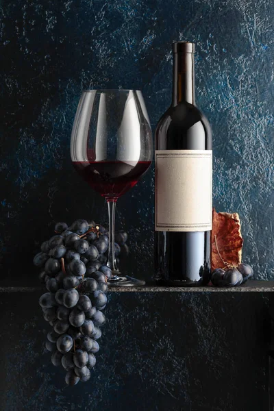 Красное Вино Голубой Виноград Старом Темно Синем Фоне Бутылке Старой — стоковое фото