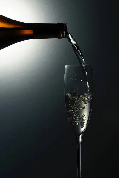 Mousserande Vin Hälls Från Flaska Ett Glas Kopiera Utrymme — Stockfoto