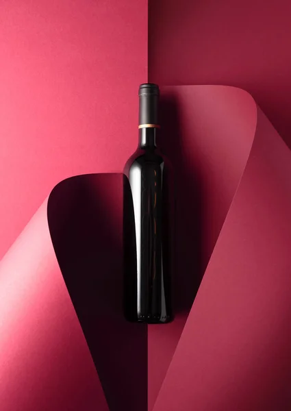 红底上的一壶红酒 为您的文本复制空间 顶部视图 — 图库照片