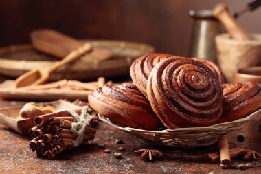 Mutfak masasında taze pişmiş tarçınlı çörekler.. 