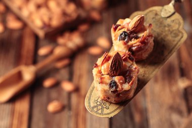 Pirinç spatulasında bademli, kuru üzümlü ve ballı küçük kekler..