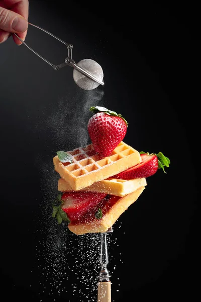 Siyah Zemin Üzerine Şeker Tozu Serpiştirilmiş Taze Çilekli Waffle Lar — Stok fotoğraf