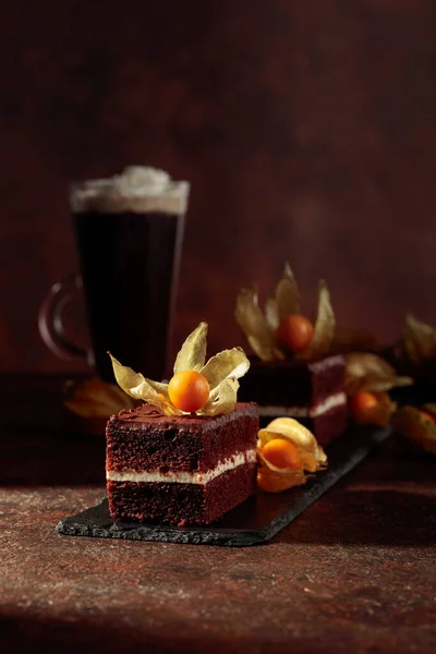 Pastel Chocolate Con Physalis Sobre Fondo Marrón Copiar Espacio —  Fotos de Stock