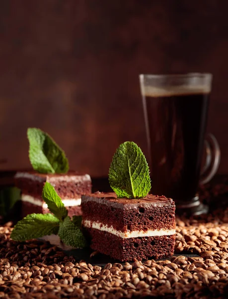 Bolo Chocolate Decorado Com Hortelã Uma Mesa Com Grãos Café — Fotografia de Stock