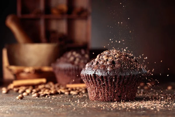 Köstliche Frische Schokoladenmuffins Auf Braunem Hintergrund — Stockfoto