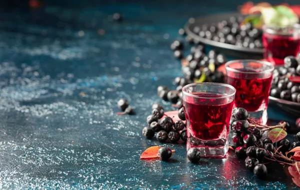 Minuman Keras Chokeberry Hitam Dan Buah Berry Segar Dengan Latar — Stok Foto