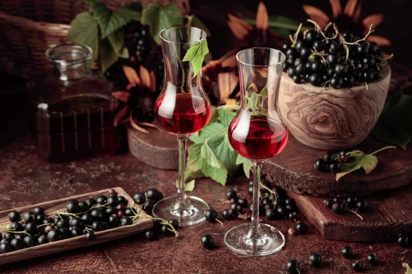 Schwarze Johannisbeeren Und Reife Saftige Beeren Auf Einem Braunen Tisch — Stockfoto