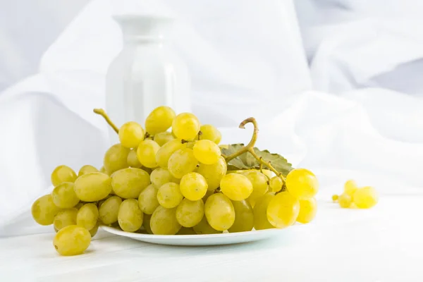 Grappe Raisins Blancs Sur Une Table Blanche — Photo