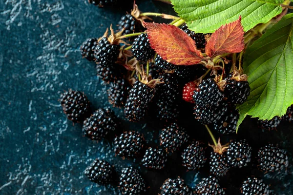 Fresh Blackberries Dark Blue Vintage Background Top View — Stock Photo, Image