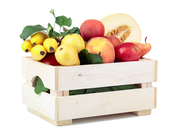 Färska Frukter Trälåda Isolerad Vit Bakgrund Äpplen Bananer Melon Päron — Stockfoto