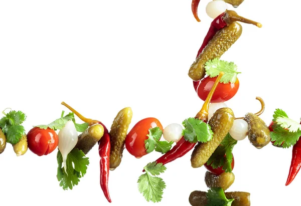 Beyaza Izole Edilmiş Sebzeler Salatalık Domates Biber Yeşil Kişniş Yapraklarıyla — Stok fotoğraf