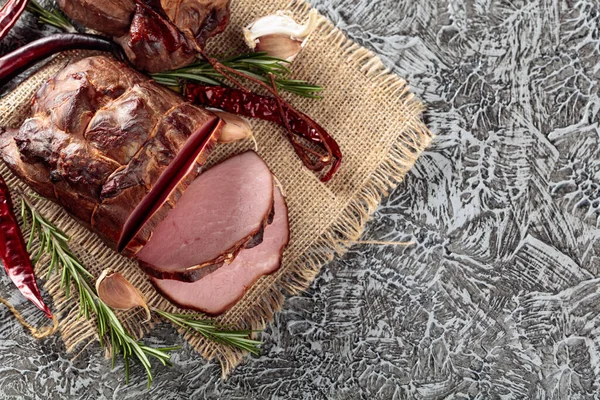 Gerookte Ham Met Rozemarijn Knoflook Peper Een Keukentafel Kopieerruimte — Stockfoto