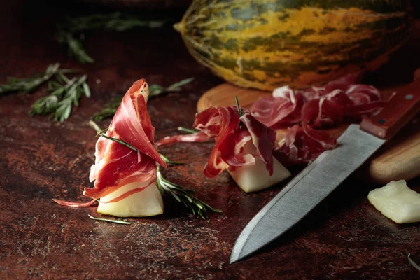 Juicy Melon Prosciutto Rosemary Old Brown Table — Stock Photo, Image