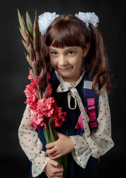 Retrato Uma Rapariga Uniforme Escolar Aluno Primeiro Ano Com Uma — Fotografia de Stock