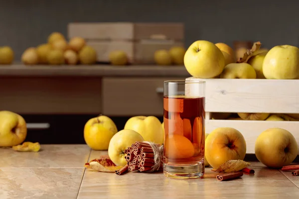 Färska Saftiga Äpplen Trälåda Och Glas Äppeljuice Köksbordet — Stockfoto