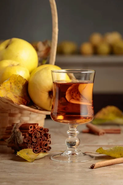 苹果汁和新鲜多汁的苹果放在厨房桌子上 — 图库照片