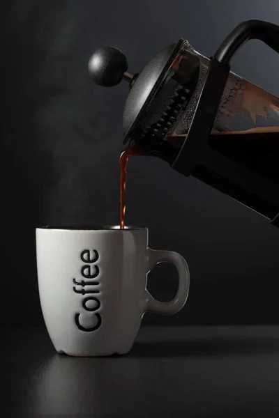 Налить Кофе Французской Прессе Чашку Черный Стол — стоковое фото