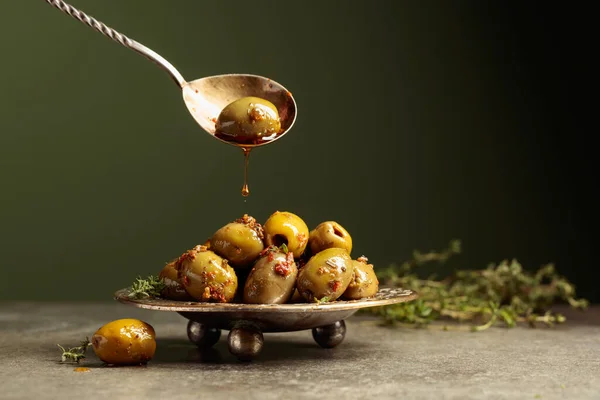Spicy Green Olives Poured Olive Oil Copy Space — Stock Photo, Image