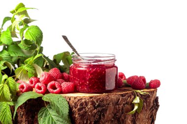 Ahududu reçeli ve beyaz arka planda yaprakları olan taze böğürtlen.