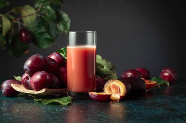 Taze mor erikli bir masada bir bardak erik suyu. Boşluğu kopyala.