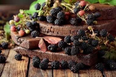 Eski ahşap bir masada taze böğürtlen.