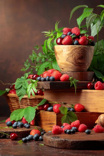 Ποικίλλει Φρέσκα Μούρα Φύλλα Φράουλες Βατόμουρα Και Γλυκά Κεράσια Ένα — Φωτογραφία Αρχείου