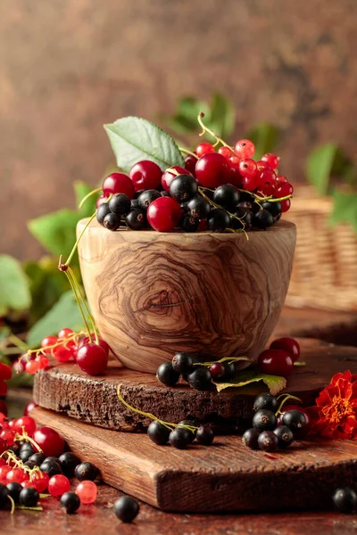 Вишни Красная Черная Смородина Кухонном Столе Сочные Сочные Ягоды Листьями — стоковое фото