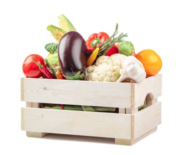 Beyaz arka planda izole edilmiş ahşap bir kutuda çeşitli taze sebzeler. Domates, paprika, karnabahar, kırmızı biber, sarımsak, patlıcan, salatalık, mısır ve biberiye sunuluyor.