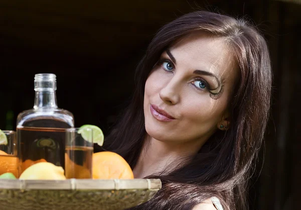 Unga skönhet med tequila — Stockfoto