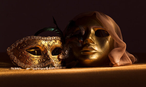  Две золотые венецианские маски
 