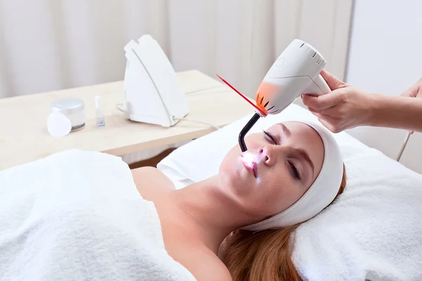 Young woman in spa clinic — Stock Photo, Image