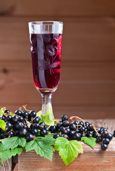 Liqueur de cassis et baies mûres — Photo