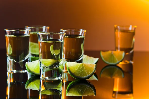 Tequila und Limette — Stockfoto