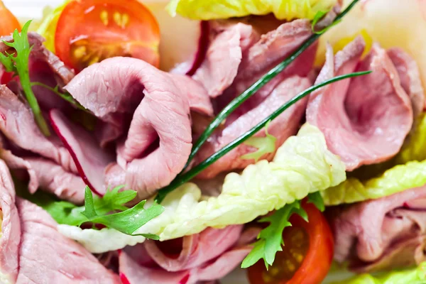 Salade met gegrilde varkensfilet — Zdjęcie stockowe