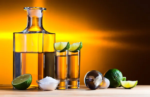 Guld tequila med salt och lime — Stockfoto