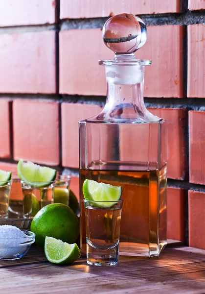 Gold-Tequila mit Salz und Limette — Stockfoto