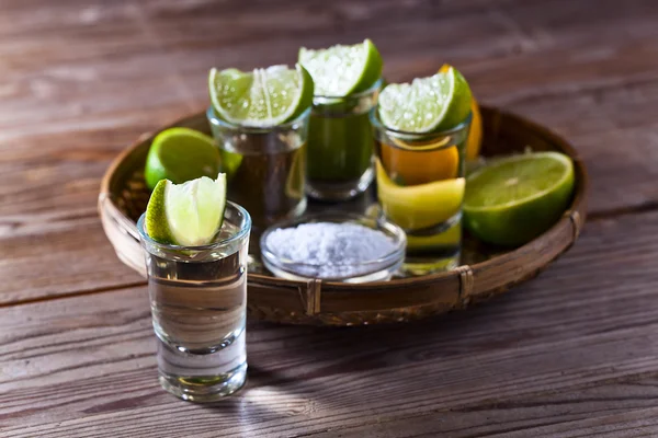 Gold-Tequila mit Salz und Limette — Stockfoto