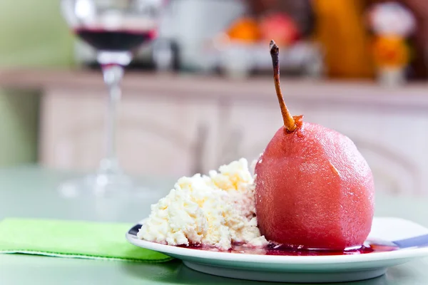 Pera escalfada con salsa de vino tinto — Foto de Stock