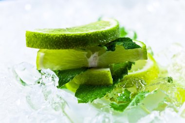 limon dilimleri ve nane