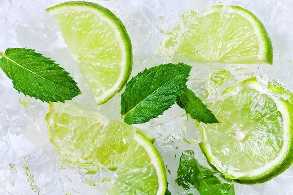 Fette di lime e menta piperita — Foto Stock