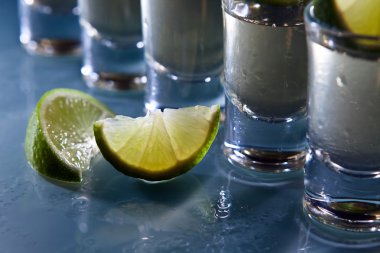 tekila ve kireç cam masa üzerinde