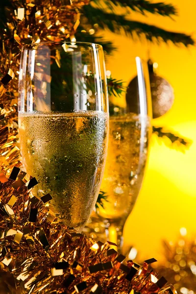 Bicchieri con champagne e ornamenti natalizi — Foto Stock